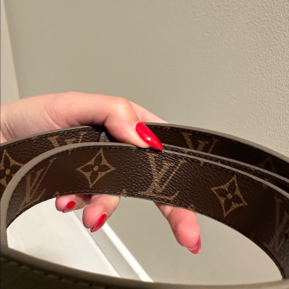 Louis Vuitton Khaki Belt with Gold Logo - reversible - Picture 3 of 6